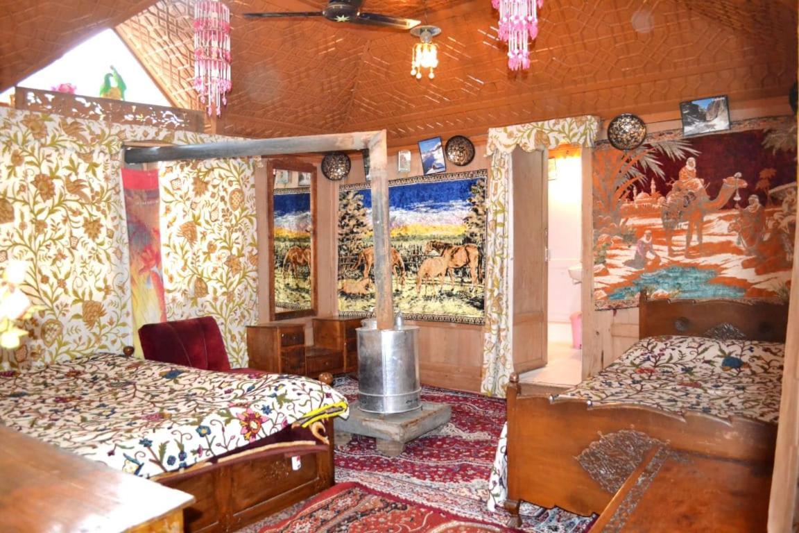 Hotel New Minar Group Of Houseboats Srīnagar Pokoj fotografie